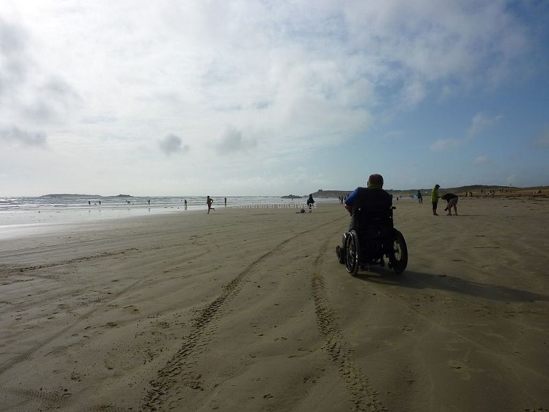 Am Strand mit Rollstuhl