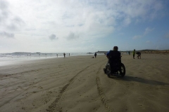Am Strand mit Rollstuhl