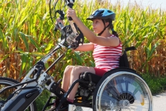 Mädchen mit Handbike